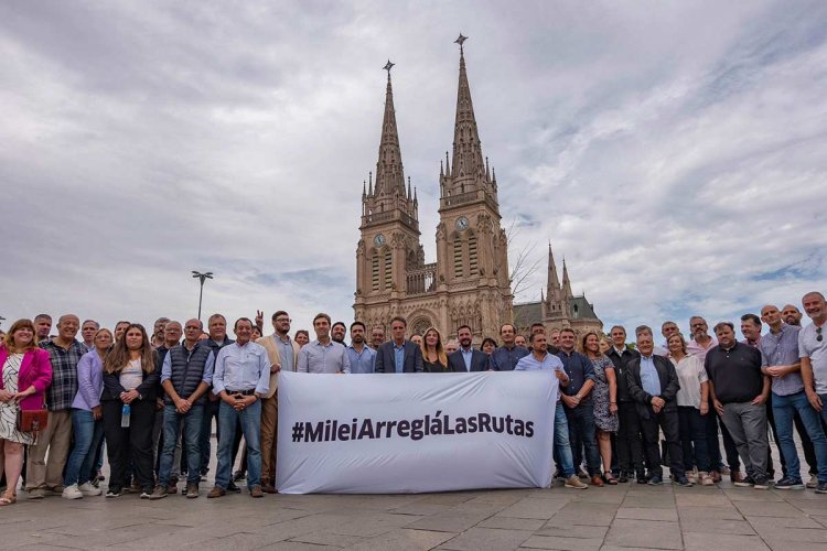 La seguridad vial de La Libertad Avanza: menos rutas, más coches automatizados